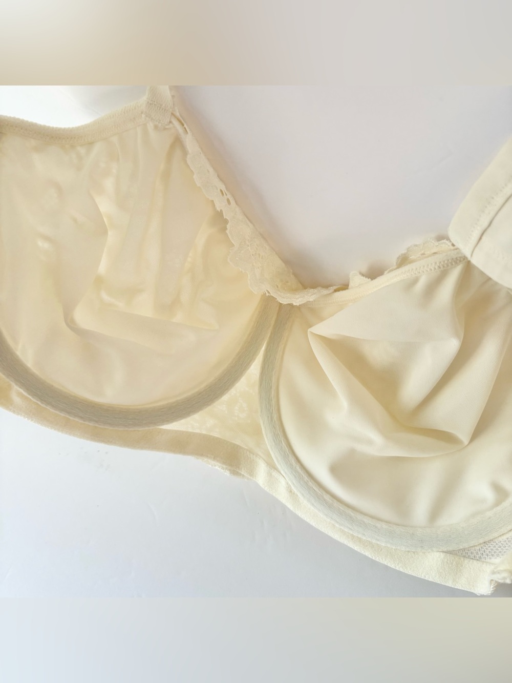 Olga Off White Pretty Lace Unlined Cami Underwire Bra - Picture 4 of 6